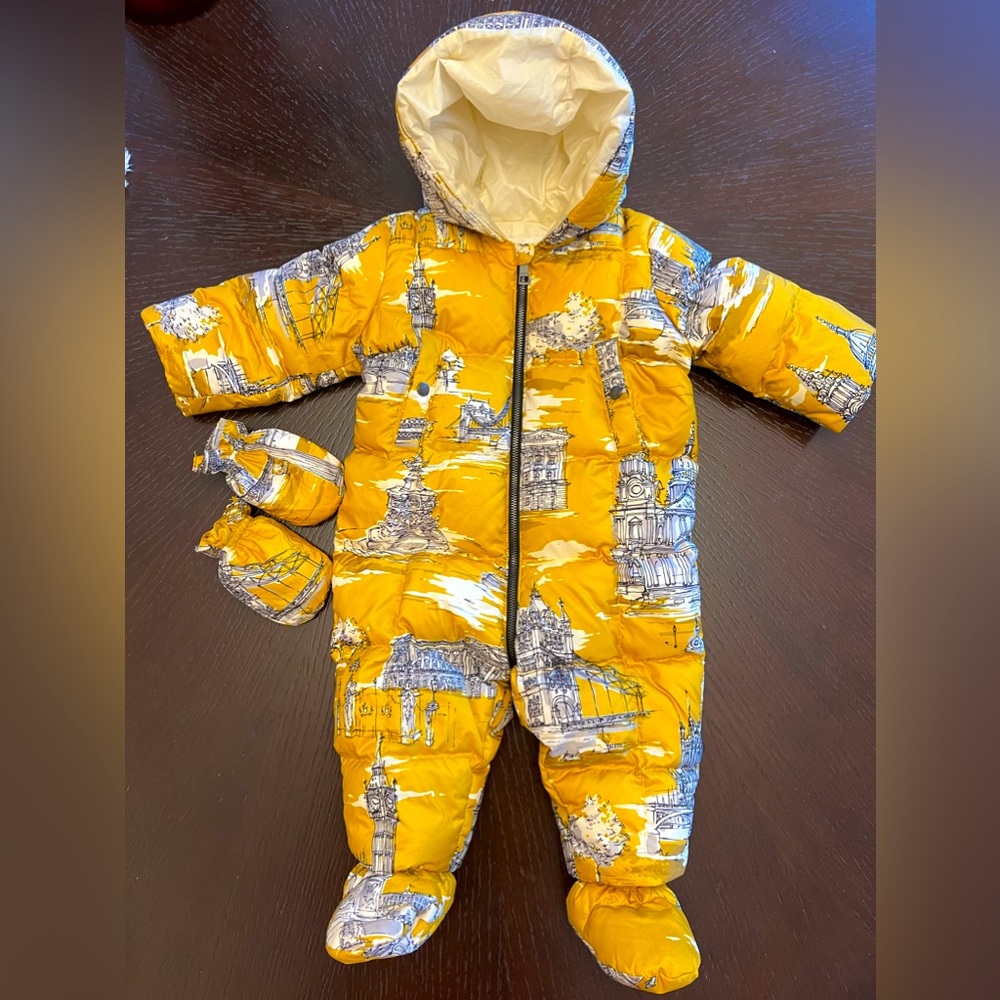 Burberry baby snowsuit with mittens and booties